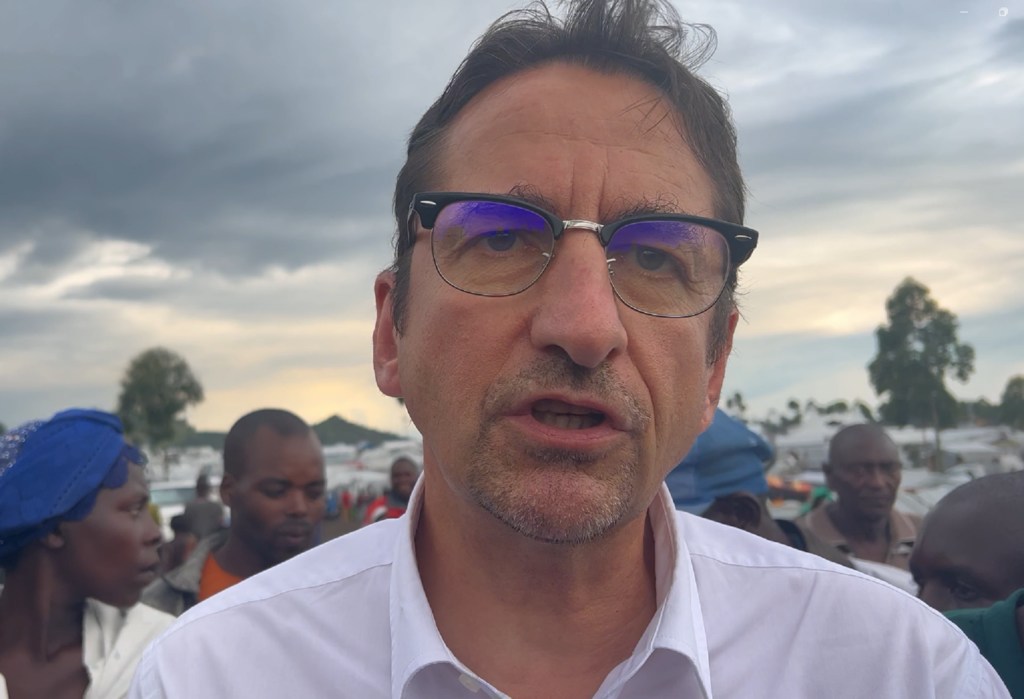 Bruno Lemarquis, Coordonnateur humanitaire en République démocratique du Congo, s'adresse à des journalistes au camp de Bulengo, au Nord-Kivu. Bruno Lemarquis, Coordonnateur humanitaire en République démocratique du Congo, s'adresse à des journalistes au camp de Bulengo, au Nord-Kivu.